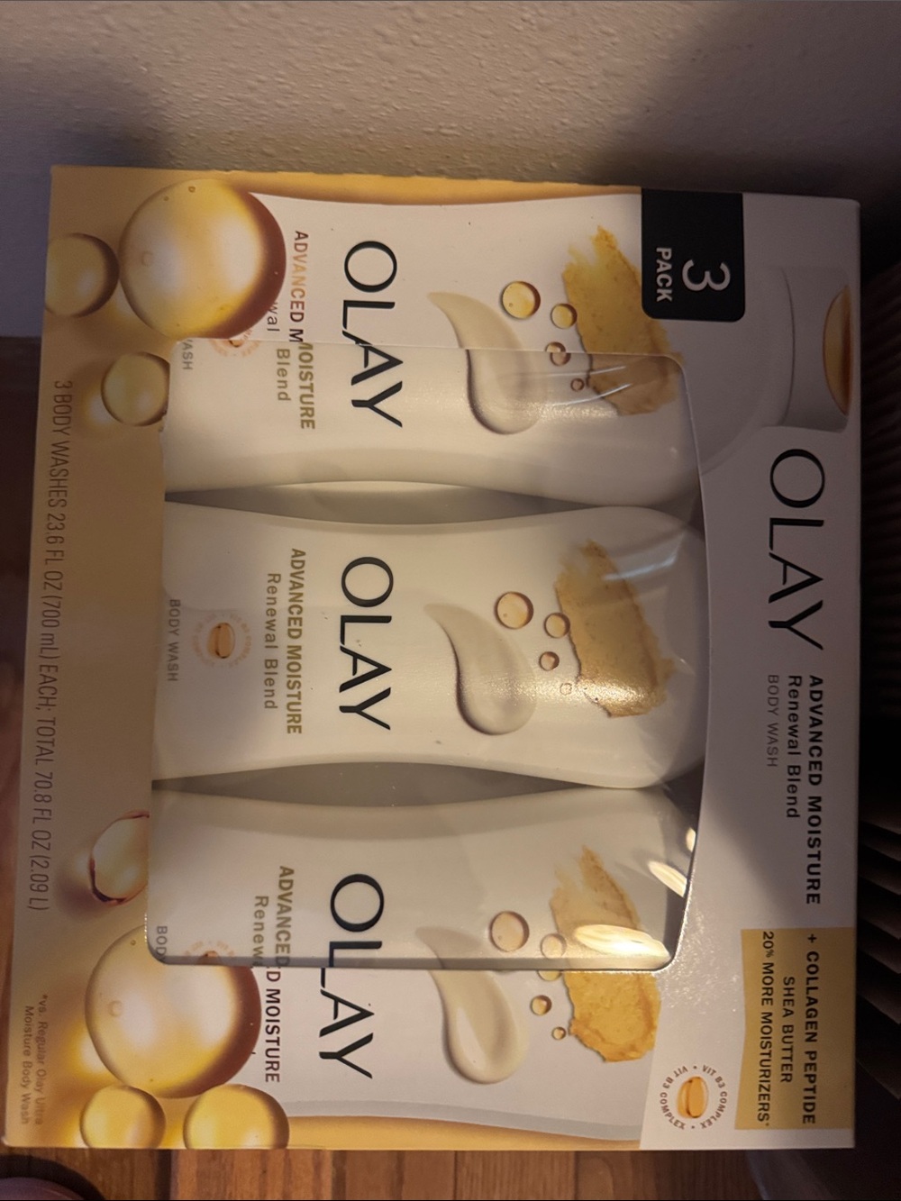 OLAY Advanced Moisture Renewal Body Wash — White and Gold